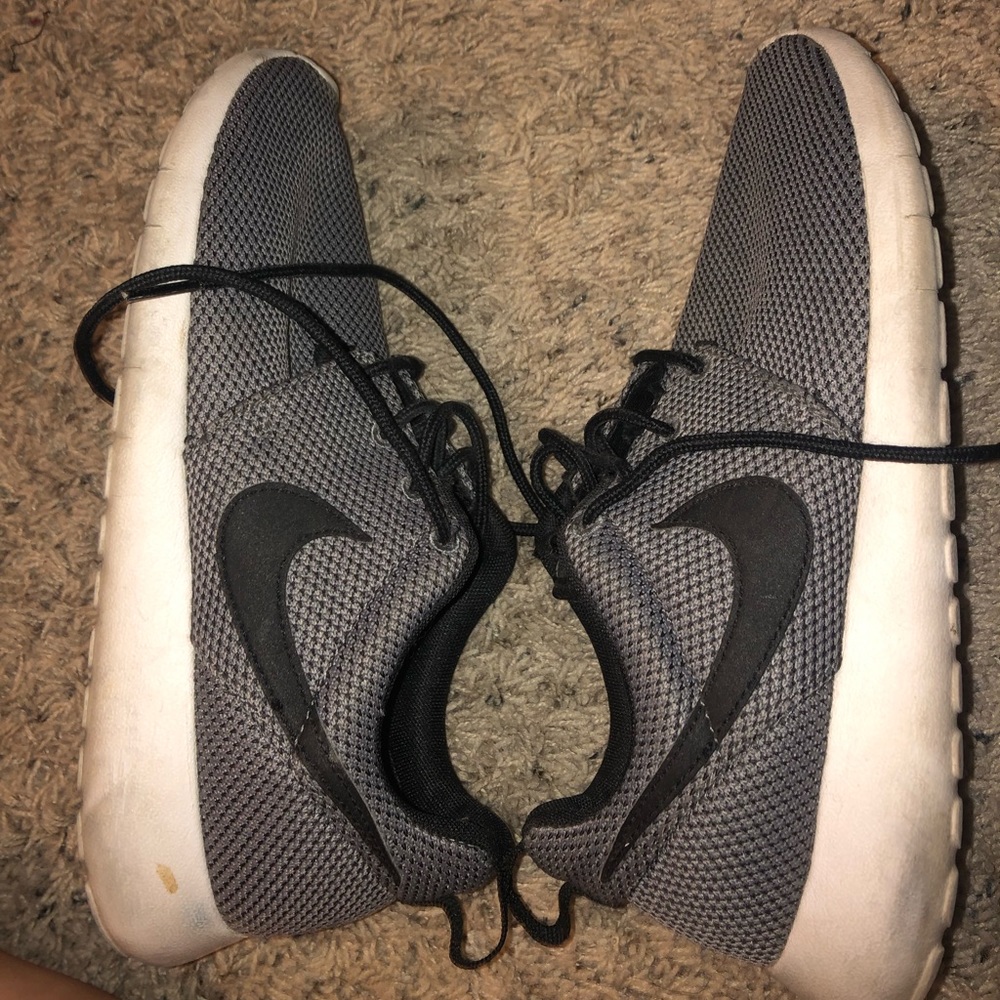 Grey Roshe Nike’s